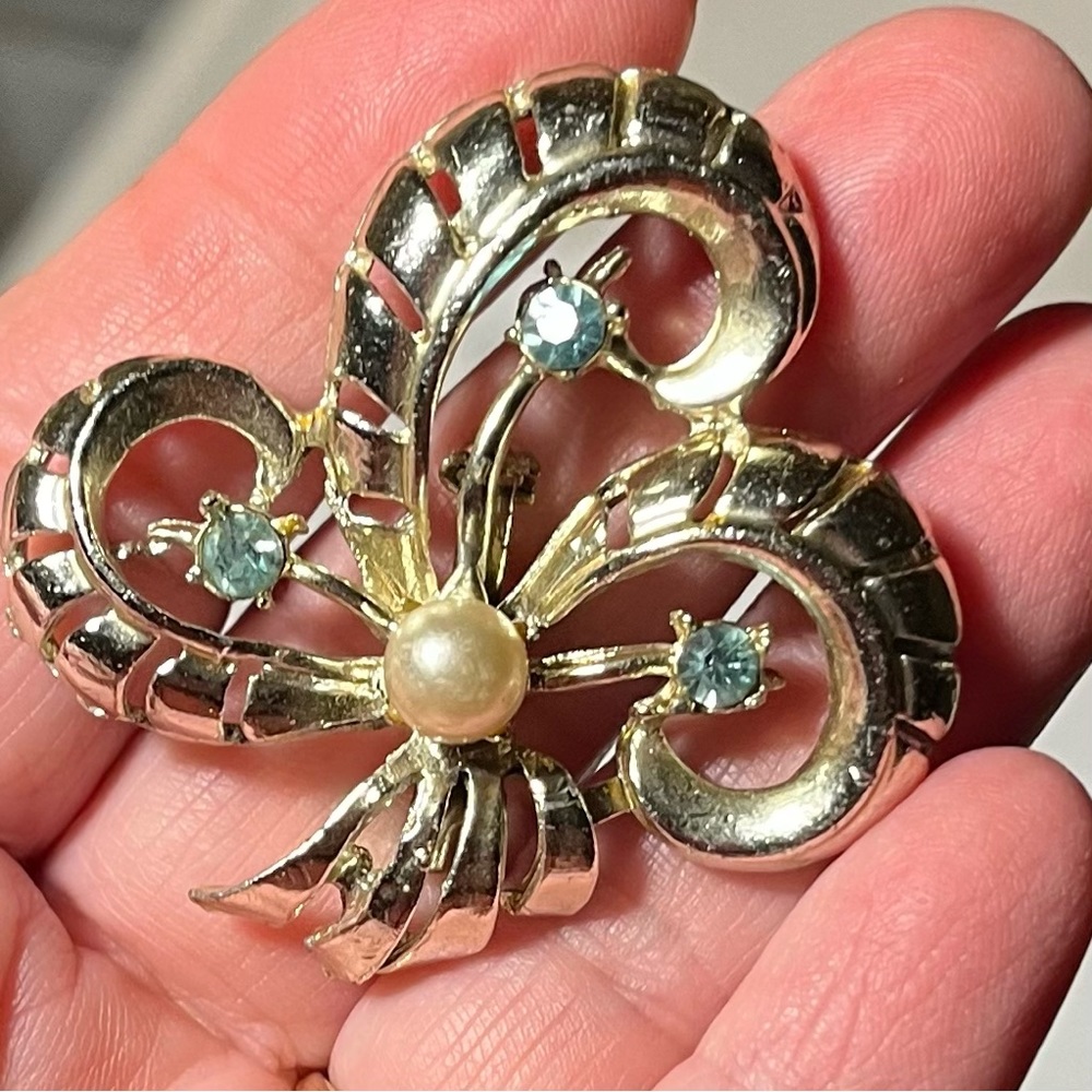 Silvertone brooch with blue rhinestones and pearl
